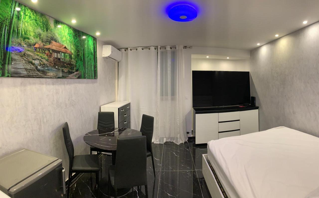 Appartement Les Pieds Dans L'Eau Saint-Laurent-du-Var Buitenkant foto